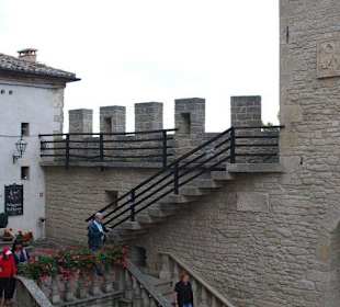 Наверх к церкви