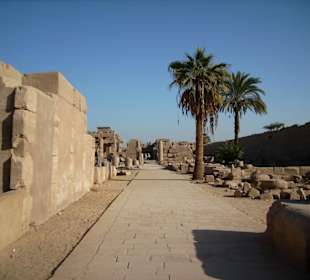 Blick entlang einer Tempelmauer