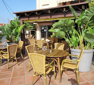 Sitzplätze auf der Terrasse des Camp-Gourou