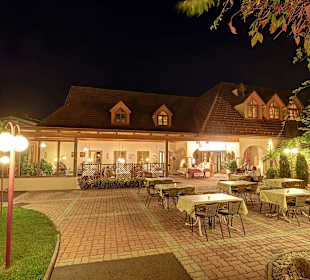 Kaminstube bei Nacht