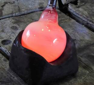 Glühendes Glas wird geformt