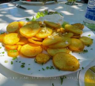 Der zweite Teller mit den Knoblauchkartoffeln