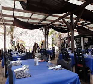 Tische auf der Terrasse des Perla del Mar