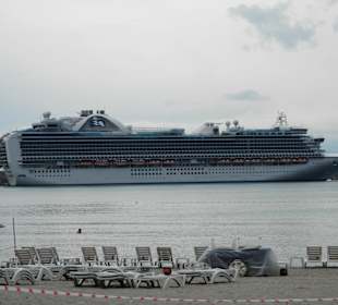 Riesige Kreuzfahrtschiffe im Hafen