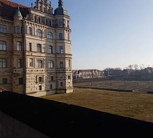 Blick von der Brücke auf den Garten