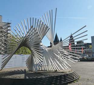Das eingerüstete Rathaus und Skulptur Lebenskraft