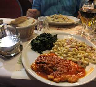 Tortellini und Scaloppina pizzaiola mit Spinat 