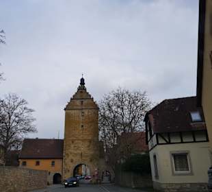 Der Torturm mit linken Zollhaus in Frickenhausen