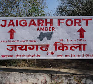 Hinweisschild an der Kreuzung nach Jaipur