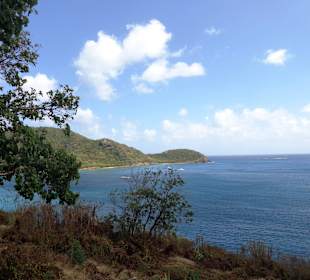 Blick von einem Aussichtspunkt auf das Meer