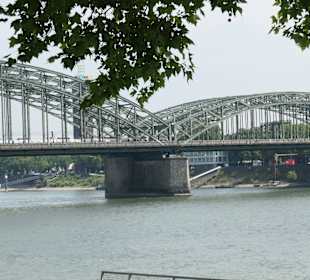 Spaziergang im Rheingarten am linken Rheinufer