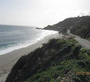 Strasse entlang der Küste