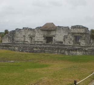 Palast mit Eingängen und Dach