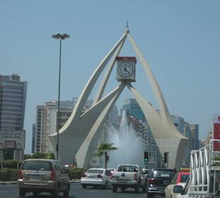 Eine Uhr mitten auf der Straße