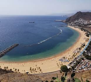 Blick von der Straße auf den Strand