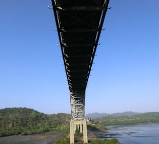 Unter der Brücke im Kanal
