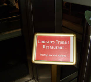 Zugangschild zum Emirates Restaurant