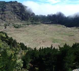 Die fast kreisrunde Caldeira Cova de Paúl