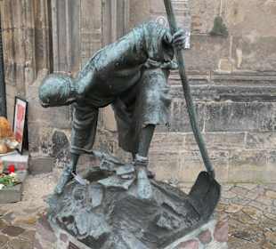 Die Trümmerfrau vor der Johanniskirche