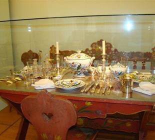 Ausstellungsstücke im Hofmobiliendepot