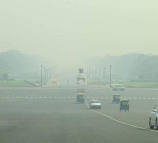 Promenade „Rajpath“, dahinter India Gate (im Smog)