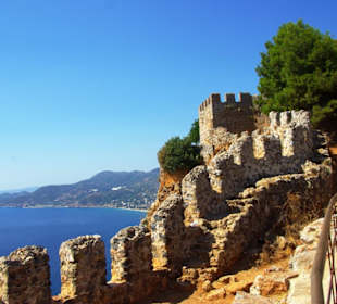 Entlang der Burgmauer