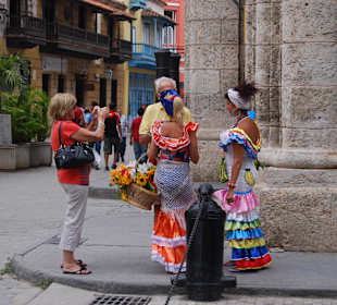 Blumenfrauen die Küssen