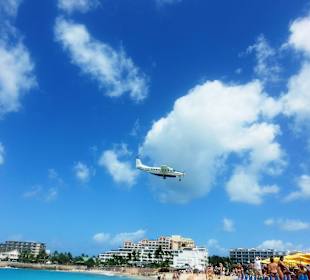 Kleine Maschine über dem Strand