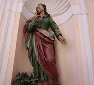 Heiligenfiguren in kleiner Kapelle