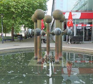 Der interessante Kugelbrunnen im Breiten Weg