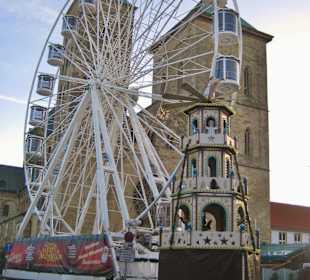 Riesenrad und Pyramide / Markt vor dem Dom