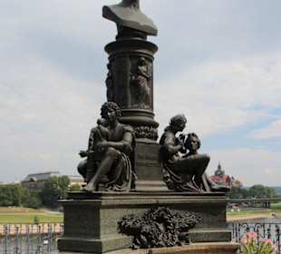 Denkmal auf der Terrasse
