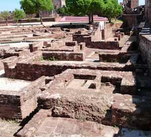 Restauriertes Gemäuer der alten Burganlage