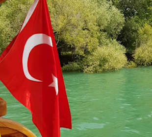 Auf dem Boot Richtung Wasserfälle 