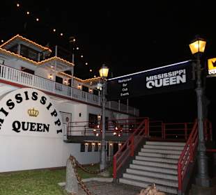 Außenansicht bei Nacht