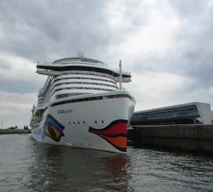 Hafenrundfahrt mit MS Hammonia, vorbei an AIDAperl