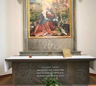 Altar in der SEitenkapelle mit Bild