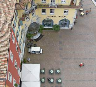 Ausblick auf Marktplatz mit Cafés