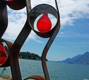 Direkt am Ufer etwas Kunst