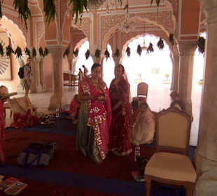 Donne che fanno tatoo