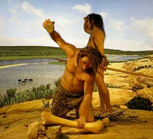 Ein Jäger bricht den Knochen auf, er will das Mark