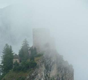 Burg in Ladis im Nebel