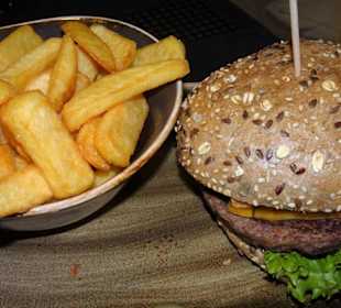 Holzfäller-Burger mit Pommes frites