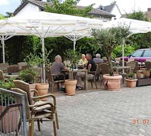 Terrasse und Parkplatz