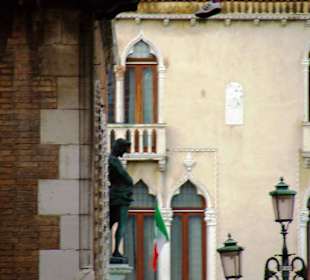 Bronze-Figuren am Haus