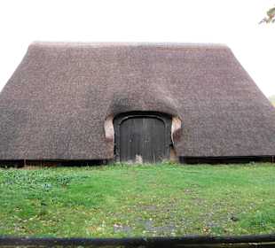 Ein Haus mit einem Dach fast bis zum Boden