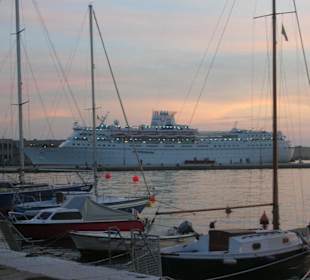 Nave da crociera ormeggiata sul molo audace