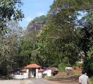 Der Tempel ist über den ganzen Felsen verteiltd