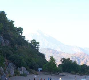 Der Strand von Olympos mit Ruinen