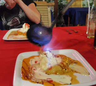 Flambierte Ananas mit Eis